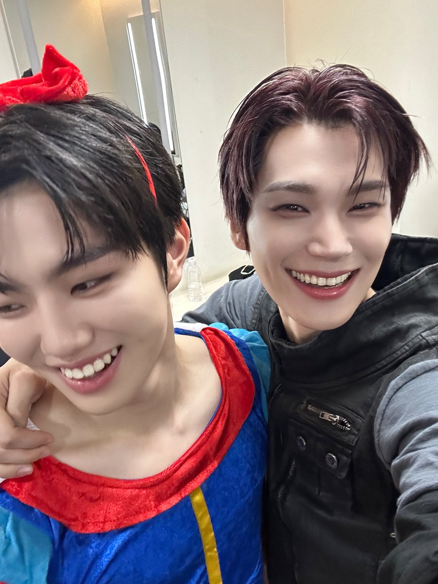 EVNNE_official's tweet photo. 쮸설공주와 퇴근🍎🍏
 
#EVNNE #이븐
#박한빈 #박지후 https://t.co/IbQUFCzsYz