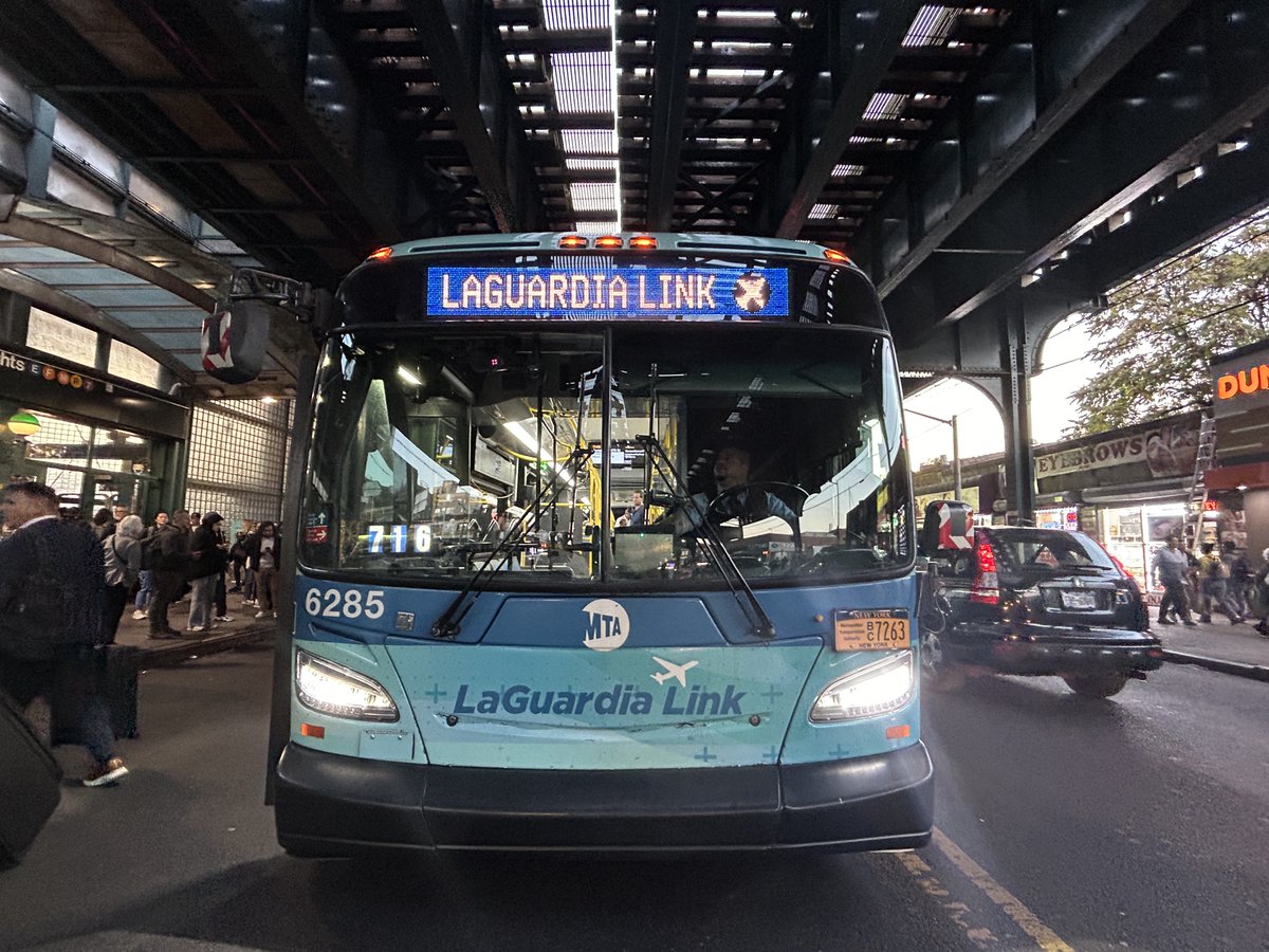 LGAairport's tweet photo. LGA Travel Tips:
-Roadways may be congested on busy travel days, so please budget extra travel time
-Consider using the LIRR or the 7, E, F, M, or R trains to connect to the FREE Q70 LGA Link bus
-If you must drive, pre-book parking here: https://t.co/RZNUYyWYEw https://t.co/YjLyXZ0197