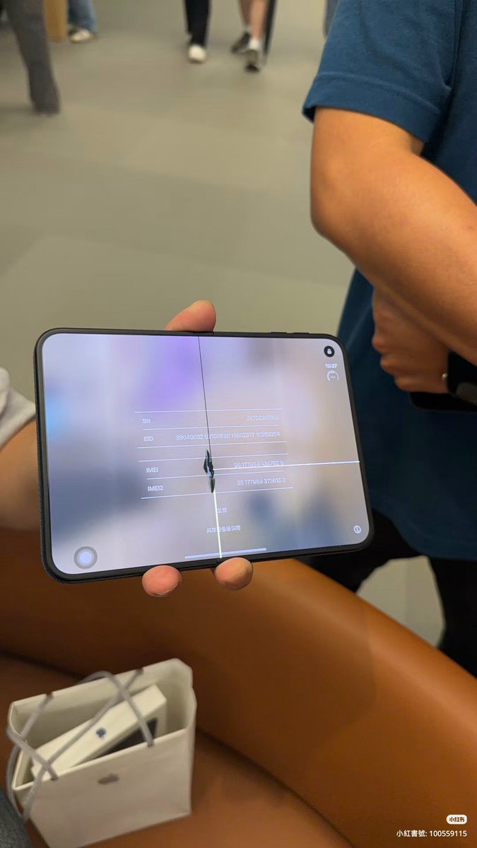 Apple_Geek_Actu's tweet photo. 📱😬 iPhone Duo : déjà des écrans fissurés après seulement quelques heures !

Il fallait s’y attendre ! À peine commercialisé, l’iPhone Duo fait déjà parler de lui.

Certains utilisateurs ont eu la malchance d'avoir une fissure en plein milieu de l’écran interne de leur iPhone Duo au bout de quelques heures d'utilisation.

Apple n’a pas discuté et a immédiatement remplacé leur appareil par un neuf.

⚠️ Il s’agit pour l’instant de cas isolés, mais une chose est sûre : la fiabilité de l’écran sera surveillée dans les prochains jours/semaines.