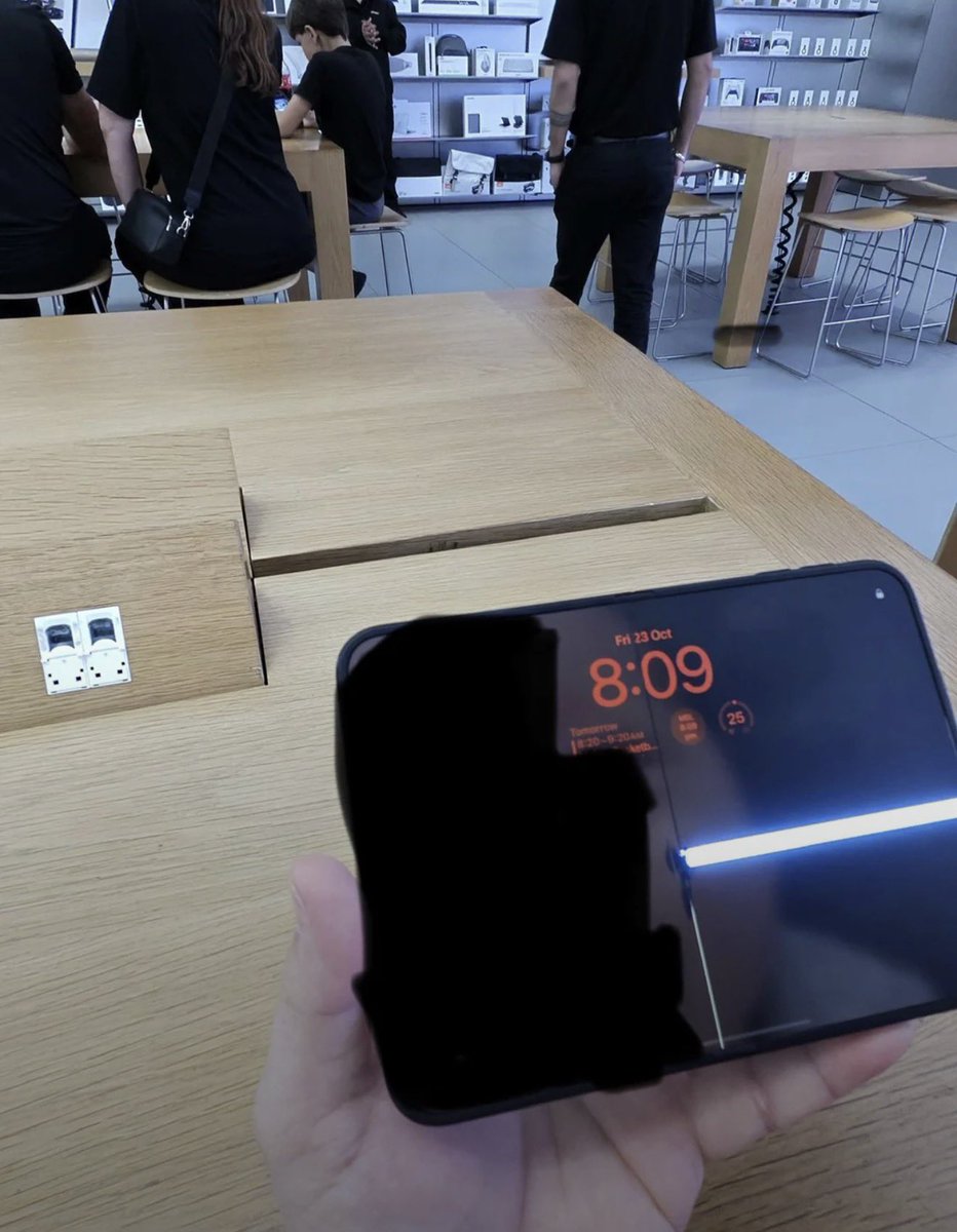 Apple_Geek_Actu's tweet photo. 📱😬 iPhone Duo : déjà des écrans fissurés après seulement quelques heures !

Il fallait s’y attendre ! À peine commercialisé, l’iPhone Duo fait déjà parler de lui.

Certains utilisateurs ont eu la malchance d'avoir une fissure en plein milieu de l’écran interne de leur iPhone Duo au bout de quelques heures d'utilisation.

Apple n’a pas discuté et a immédiatement remplacé leur appareil par un neuf.

⚠️ Il s’agit pour l’instant de cas isolés, mais une chose est sûre : la fiabilité de l’écran sera surveillée dans les prochains jours/semaines.