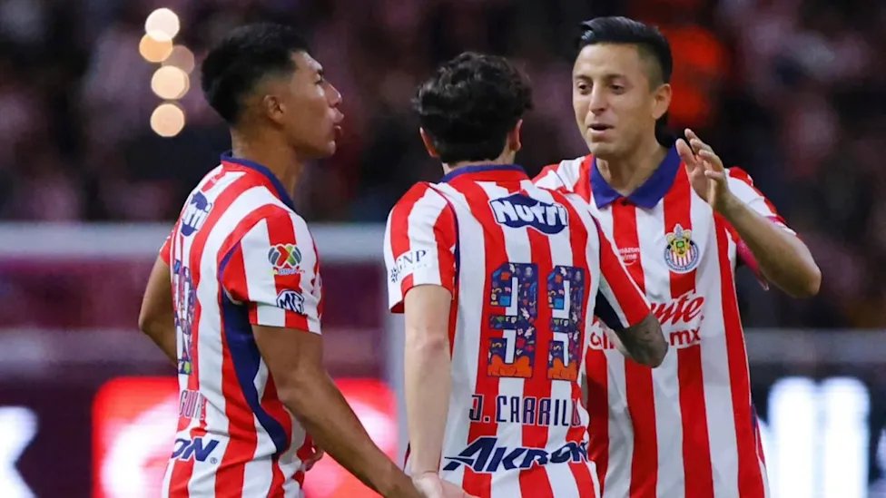 PabloLatapi's tweet photo. Sentimos que @Chivas ha tenido un torneo bastante mediocre pero los números dicen otra cosa. En trece fechas es segundo general y con la mejor defensa. Cómo ha cambiado la percepción de la afición comparando con apenas hace unos años.

⚽ #DeBotePronto en #LaGranGuadalajara 📰 https://t.co/jES9y6MKLf
