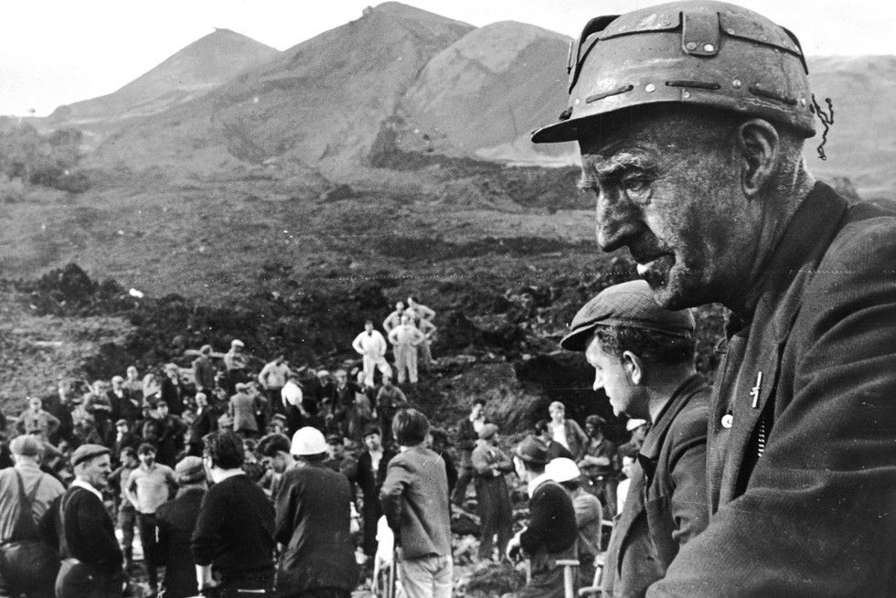 THP_Local's tweet photo. Death under the black mountain: surviving the 1966 Aberfan disaster (via @HistoryExtra) https://t.co/n4QCtMxTdm #History #twitterhistorians https://t.co/lj58HZ2alW