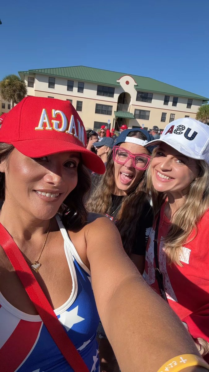 clerpatriot's tweet photo. Look who I found!!! @magameg31 @LaceyLynn38 https://t.co/xEdr48ol1W
