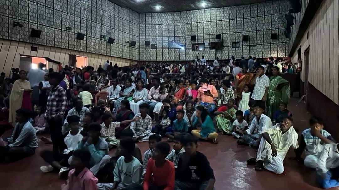TweetzBallari's tweet photo. packed 😳❤️👌 

#PremadaOorali show in ಕೊಪ್ಪಳ dist 👌❤️

seriously rural abidance are gem 🙏

@Karthik1423 @KRG_Studios https://t.co/qVEk9NqkSw