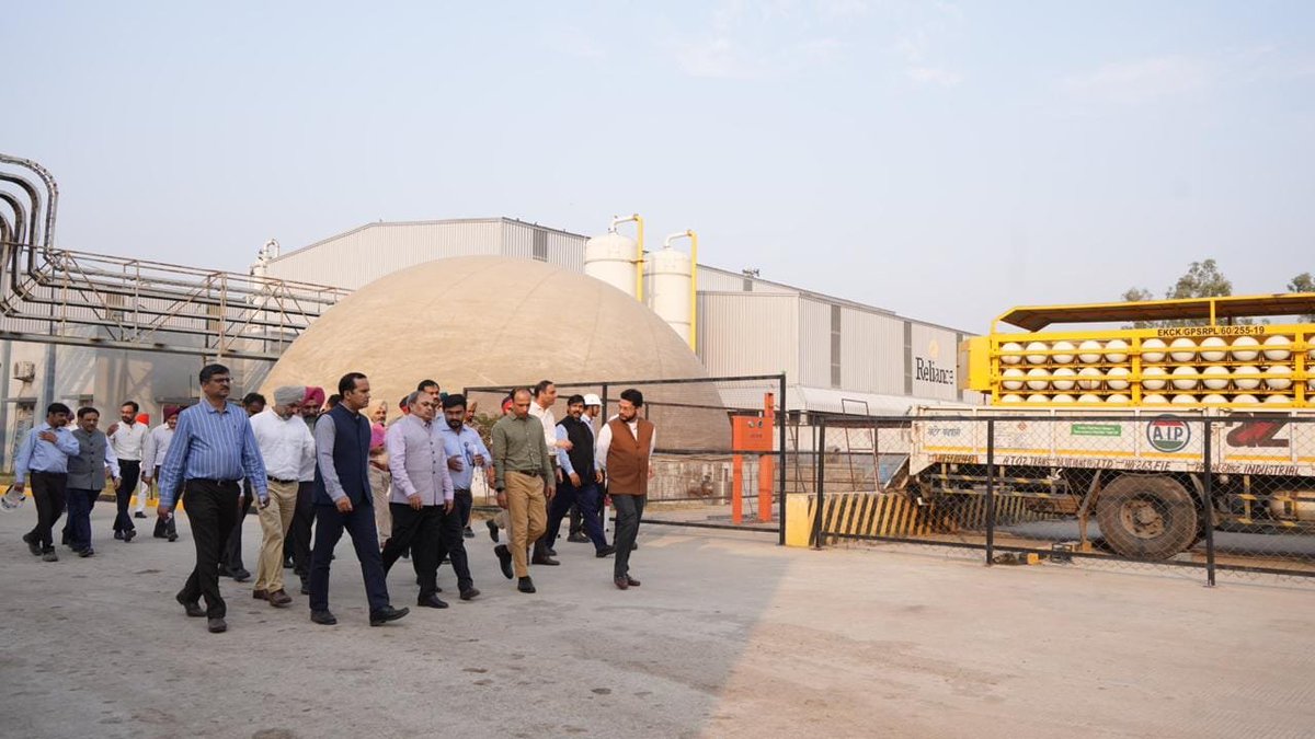 EnvironmentPib's tweet photo. A high-level team lead by Chairperson, @CAQM_Official reviews Paddy Stubble Management measures in Ropar, Hoshiyarpur and Amritsar

@byadavbjp 

Press Release 🗒 
https://t.co/B4MdHXq58l https://t.co/iQff06bMQl