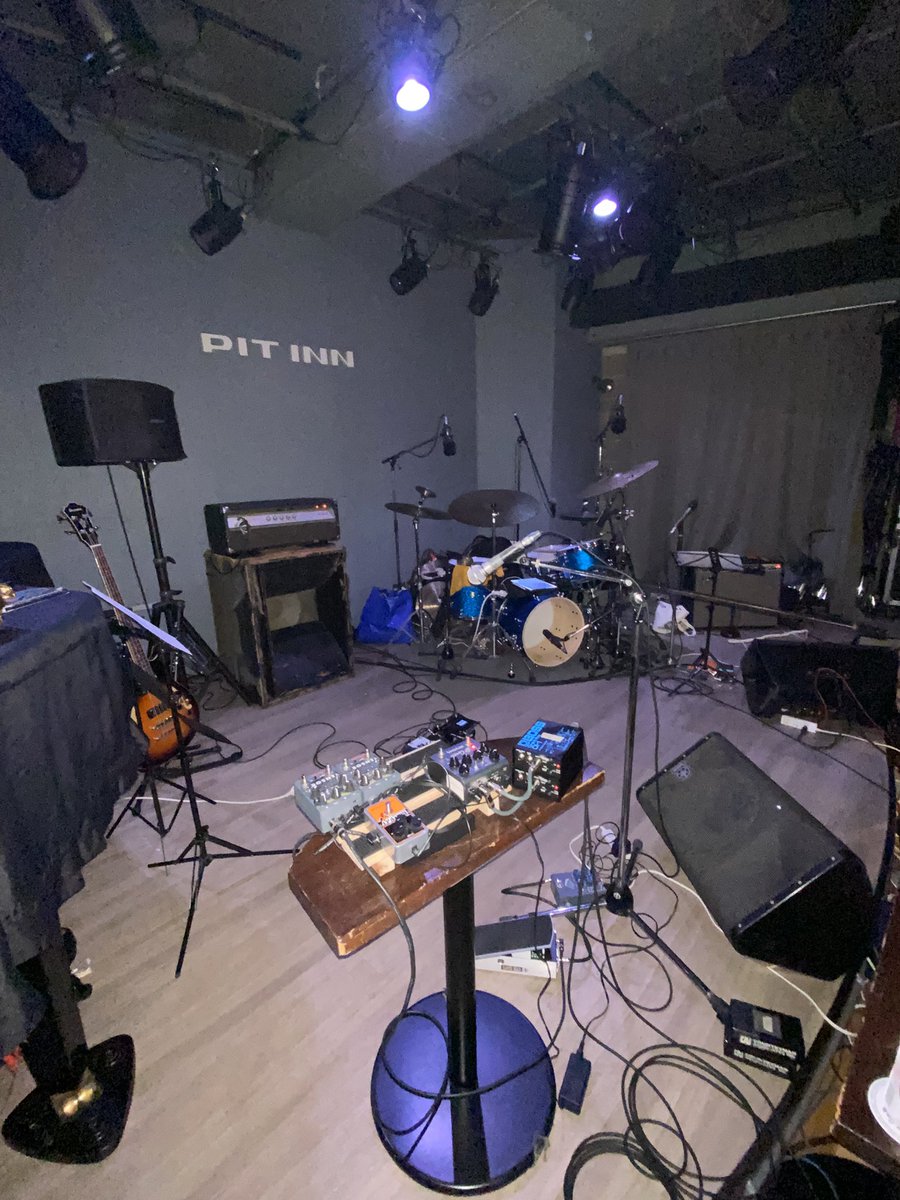 takemas13928201's tweet photo. 演奏された曲は従来のレパートリーに加え、新曲もあった
インプロビゼーションのパートもあって、間髪なく続けてメドレーで演奏される
曲の構成が重層的で、メンバー全員が様々なフレーズやリズムを奏でるので、一筋縄ではいかないサウンドになっている↓
#石若駿 #SMTK 新宿ピットイン(2/3) https://t.co/rxP34bwfrw