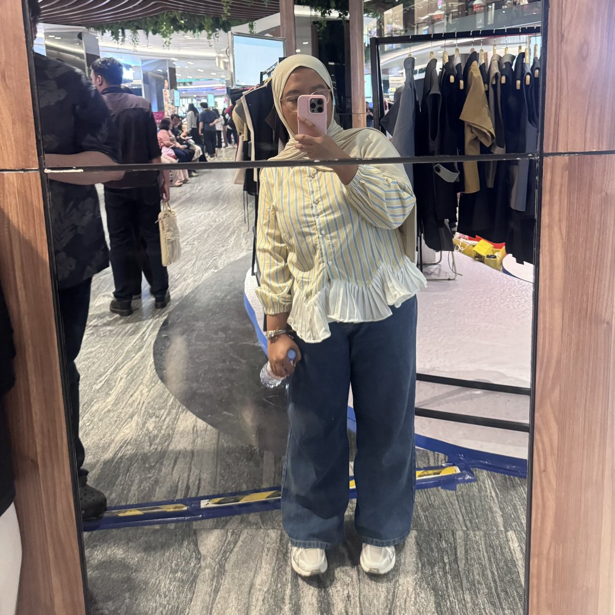 613image's tweet photo. quick review nike p6000 sail light bone cream! soo far nyaman banget!! tadi mau NB 240L tp yg aku mau sizenya habis &amp; kurang cocok utk plantar fasciitis kaya aku😞 once again mau vomero sama v2k juga size kosong😭 aku beli di kick avenue ya, karena incer model tali serut gini✨ https://t.co/tdrTlTfEMD