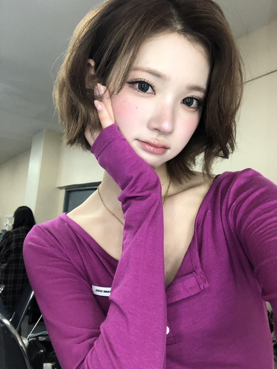 EcoWvae48566's tweet photo. 보라색이든 민트색이든 진짜 모든 색을 다 완벽히 소화해버리는거 순수체급 재능같음 https://t.co/E0eTMDK1yA