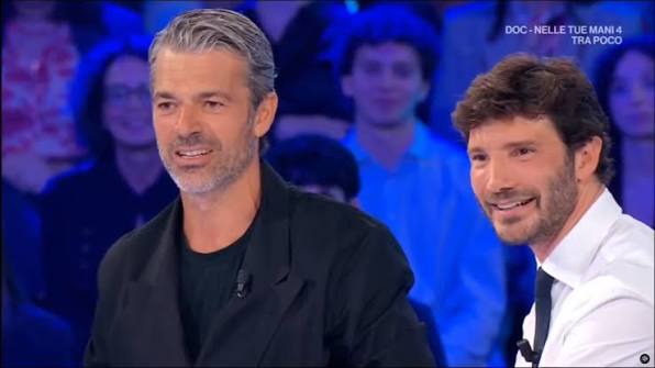 Califor35218024's tweet photo. Stefano De Martino e Luca Argentero sul podio degli #Ascoltitv 

#AffariTuoi (4,7 milioni - 22,4%) surclassa #LaRuotadellaFortuna (4,3 milioni - 20,7%).

#DocNelleTueMani4 è stato seguito da 4 milioni ed il 23,5% doppiando #Tuttoperlamiafamiglia flop all'11% https://t.co/ujgRSFFFxj