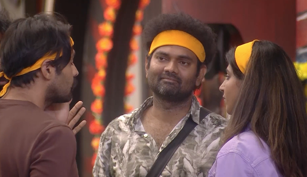 BBTeluguViews's tweet photo. Varshini asking his outside friends RP &amp; Thrigun to team with her and let her play task

#BiggBossTelugu10 https://t.co/8WOVUXcqeb