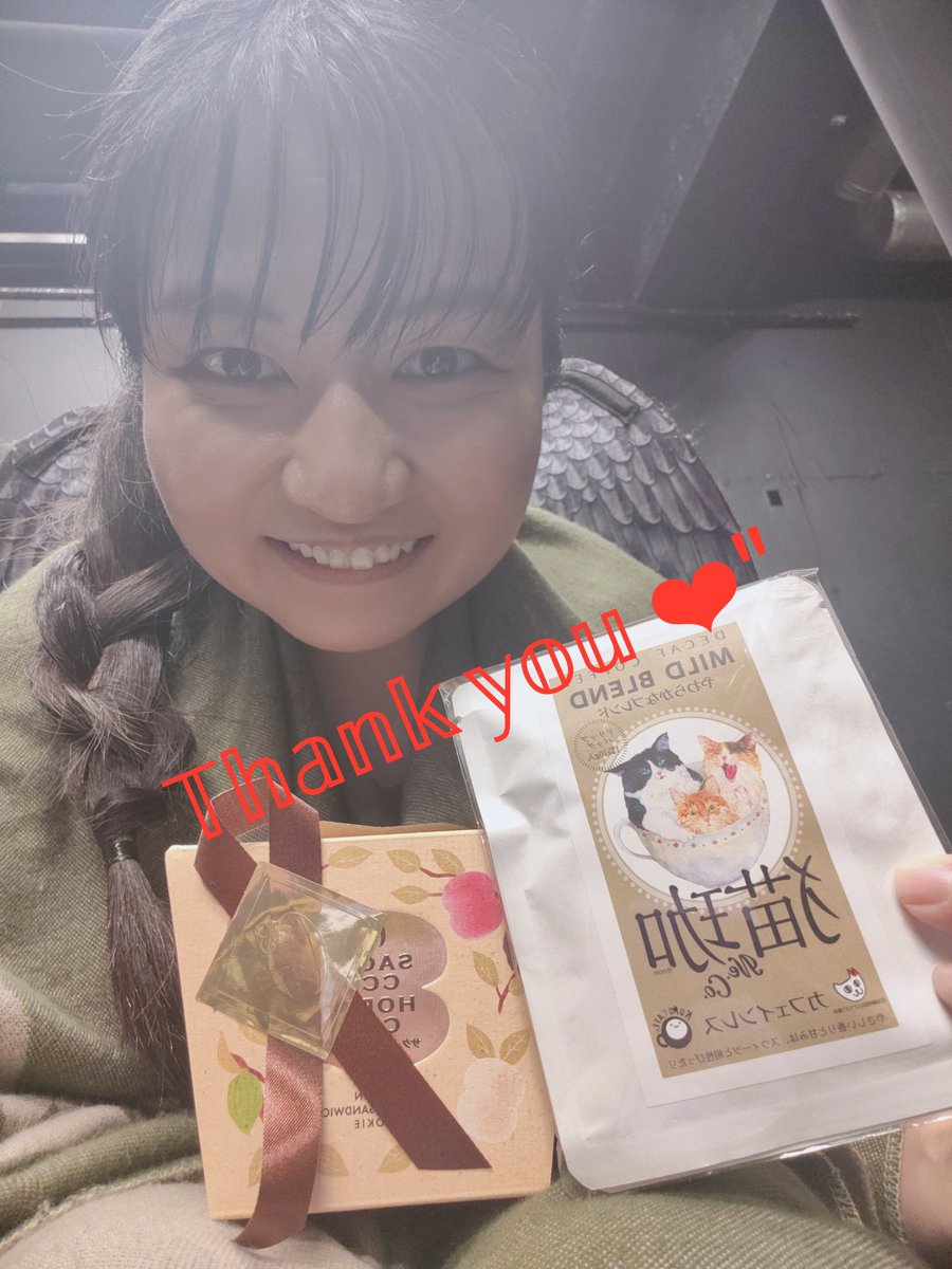 moon_aspire's tweet photo. 嬉しい、嬉しい、嬉しい、、、

(沢山の感想、ありがとうございます♡)

嗚呼、嬉し恥ずかし、、⁄(⁄ ⁄•⁄ω⁄•⁄ ⁄)⁄ﾃﾚﾃﾚ

(差し入れも、ありがとうございます♡)

2日目も無事に終えました🥰

もう折り返しだって？！？！
残り4公演！！！

最後まで楽しんで行くぞ🤤

 #両極のツバサ https://t.co/k8oWNzkeLf