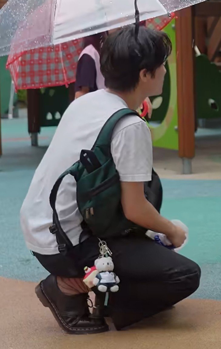 markmoIo's tweet photo. lucunya tuh dia gk pernah sungkan buat pake tas-tas imut itu 😭 seperti biasa ya allah, aamiin... 🤲🏻 https://t.co/FRXOH9ItQ8