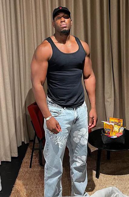 GroupeOmaci's tweet photo. 🚨LA B7 révèle qu'il est produit par Feuneu ,l'ex producteur manager de l'artiste française Wejdene .
De son vrai nom Dadoué Blazi 30 ans producteur franco Ivoirien est désormais basé à Abidjan , ou il a ouvert une  entreprise de location de voiture de luxe . https://t.co/L3AyuO1sSu