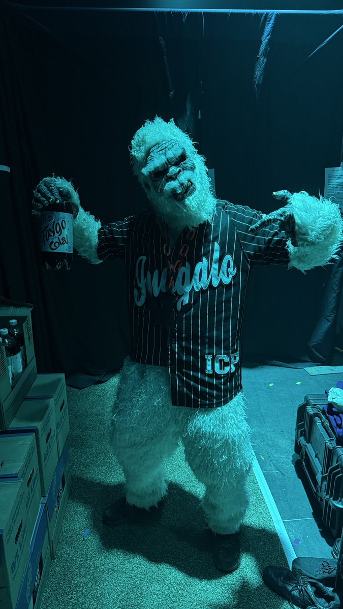 Robwillse's tweet photo. Awesome time at the @icp concert last night in Philly. Dressed up as a Yeti for my friends proformance on stage. It was a very happy 47th for me #juggalo #icp #Philadelphia #whoopwhoop https://t.co/Vn0MHQjIoM