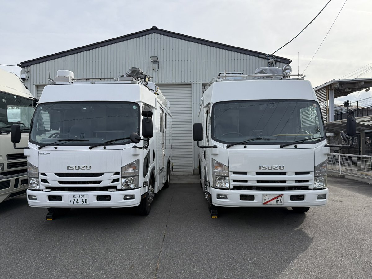obvan's tweet photo. 似て非なる2台。
どちらも嫁ぎ先決まってます。
パラボラアンテナの駆動回路外されてますので専用工具でエッホエッホやると手動で展開・収納できます。

これは東芝のアンテナ。AZもELもPOLも簡単に手動で出来ます。

三菱はELはもっと簡単（汎用工具でできる）ですがAZはやっかい。 https://t.co/0gBl0tzNom