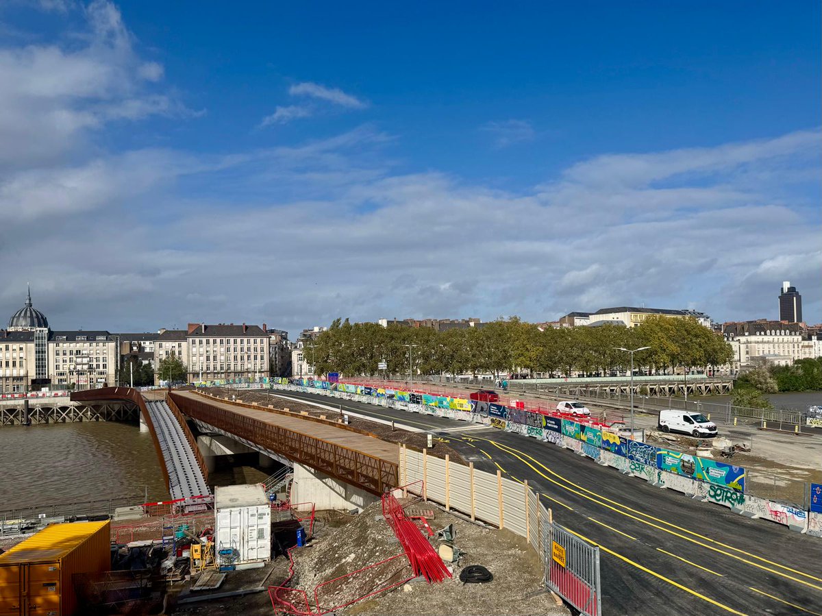 Prefet44's tweet photo. #Mobilités | Juliette Andrès, sous-préfète, a représenté Laurent Hottiaux, préfet de la Loire-Atlantique, à l’occasion d’une nouvelle étape du projet de transformation du pont Anne-de-Bretagne à #Nantes.

À terme, le pont accueillera les futures lignes de tramway 6 et 7, ainsi que des aménagements dédiés aux piétons et aux cyclistes.

Un projet structurant pour les mobilités durables du quotidien, qui contribuera notamment à faciliter l’accès aux soins et à mieux relier les différents quartiers de la métropole.

L’État accompagne cette transformation, notamment à travers son soutien financier aux mobilités décarbonées.