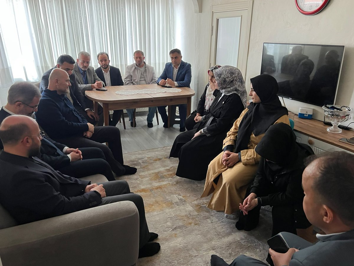 suleymansoylu's tweet photo. Sarıyer Ayazağa’da meydana gelen sel felaketinde  Haşim Ciritoğulları, Turgut Dursun, Ahmet Derin, Ahmet Usta ve Samet Yetkin’in kıymetli ailelerini, İstanbul Milletvekilimiz Büşra Paker, Beşiktaş Kaymakamımız Oğuzhan Bingöl, İstanbul Müftümüz Emrullah Tuncel, AK Parti Sarıyer İlçe Başkanımız Halil İbrahim Kurşun ve AK Parti Sarıyer Kadın Kolları Başkanımız Kamuran Çıvgın ile birlikte ziyaret ederek taziyelerimizi ilettik.

Vefat eden vatandaşlarımıza Cenab-ı Allah’tan rahmet; kederli ailelerine, yakınlarına ve tüm sevenlerine sabır ve başsağlığı diliyorum.

Rabbim milletimizi her türlü afetten ve felaketten muhafaza eylesin.