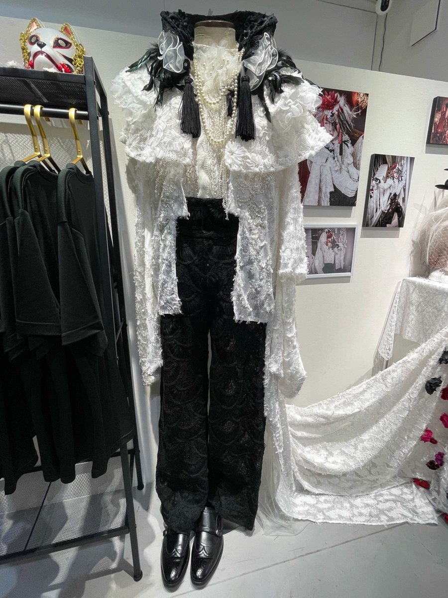 le_vent8's tweet photo. SHINO様の名もなき世界のかけらへ。写真も美麗ながら、衣装は本当に細かいところまで丁寧なこだわりに満ちていて、間近でじっと見ることができて幸せでした☺️ふわふわに見える生地や白の衣装、胸元の細かいパールとレースなどあらゆる角度からの光が当たっても立体的に華やかに魅せる素敵な衣装✨ https://t.co/KjGmZOdv7r