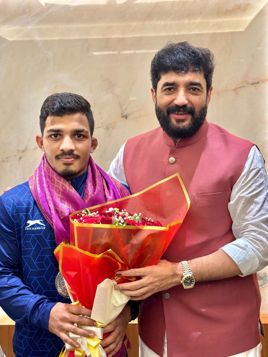 mohol_murlidhar's tweet photo. जागतिक कुस्तीच्या आखाड्यातील रौप्यपदक विजेत्या पै. विश्वजीत मोरे याचं अभिनंदन !

अमेरिकेतील लास वेगास येथे पार पडलेल्या २३ वर्षांखालील जागतिक कुस्ती स्पर्धेत ऐतिहासिक कामगिरी करत रौप्यपदक पटकावणारा कोल्हापूरचा सुपुत्र पै. विश्वजीत मोरे याचा आज अभिनंदनपर सन्मान केला. या अभिमानास्पद यशाबद्दल मनःपूर्वक अभिनंदन करून पुढील क्रीडा वाटचालीस शुभेच्छा दिल्या.

१२ ते १८ ऑक्टोबरदरम्यान पार पडलेल्या या प्रतिष्ठेच्या स्पर्धेत जगभरातील ६८ देशांच्या कुस्तीगीरांनी सहभाग नोंदवला होता. भारतीय ग्रीको-रोमन संघाचे प्रतिनिधित्व करताना विश्वजीतने जागतिक अजिंक्यपद स्पर्धेची अंतिम फेरी गाठणारा पहिला भारतीय कुस्तीगीर ठरण्याचा ऐतिहासिक बहुमान मिळवला.

महाराष्ट्राला कुस्तीची समृद्ध परंपरा लाभली आहे. मेहनत, जिद्द, चिकाटी आणि कठोर सरावाच्या बळावर आपले मल्ल आंतरराष्ट्रीय स्तरावर देशाचा नावलौकिक वाढवत आहेत. विश्वजीतचे हे यश केवळ कोल्हापूर किंवा महाराष्ट्रापुरते मर्यादित नसून संपूर्ण देशासाठी अभिमानास्पद आहे. त्याच्या या ऐतिहासिक कामगिरीतून नव्या पिढीतील कुस्तीगीरांना निश्चितच प्रेरणा मिळेल. यावेळी कुस्तीगीर संघाचे कार्याध्यक्ष पै. संदीपअप्पा भोंडवे आणि आंतरराष्ट्रीय कुस्तीगीर पै. सोनबा गोंगाणे उपस्थित होते.

#VishwajitMore #WorldWrestlingChampionship #IndianWrestling #Kolhapur #Maharashtra #ProudMoment #TeamIndia

@narendramodi 
@PMOIndia 
@AmitShah 
@NitinNabin 
@blsanthosh 
@BJP4India 
@Dev_Fadnavis 
@RaviDadaChavan 
@BJP4Maharashtra