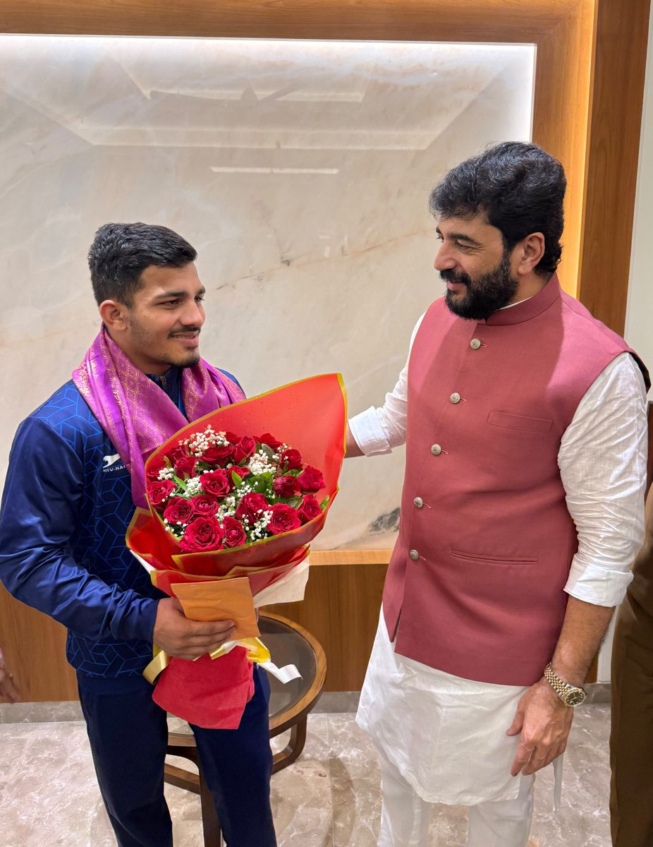 mohol_murlidhar's tweet photo. जागतिक कुस्तीच्या आखाड्यातील रौप्यपदक विजेत्या पै. विश्वजीत मोरे याचं अभिनंदन !

अमेरिकेतील लास वेगास येथे पार पडलेल्या २३ वर्षांखालील जागतिक कुस्ती स्पर्धेत ऐतिहासिक कामगिरी करत रौप्यपदक पटकावणारा कोल्हापूरचा सुपुत्र पै. विश्वजीत मोरे याचा आज अभिनंदनपर सन्मान केला. या अभिमानास्पद यशाबद्दल मनःपूर्वक अभिनंदन करून पुढील क्रीडा वाटचालीस शुभेच्छा दिल्या.

१२ ते १८ ऑक्टोबरदरम्यान पार पडलेल्या या प्रतिष्ठेच्या स्पर्धेत जगभरातील ६८ देशांच्या कुस्तीगीरांनी सहभाग नोंदवला होता. भारतीय ग्रीको-रोमन संघाचे प्रतिनिधित्व करताना विश्वजीतने जागतिक अजिंक्यपद स्पर्धेची अंतिम फेरी गाठणारा पहिला भारतीय कुस्तीगीर ठरण्याचा ऐतिहासिक बहुमान मिळवला.

महाराष्ट्राला कुस्तीची समृद्ध परंपरा लाभली आहे. मेहनत, जिद्द, चिकाटी आणि कठोर सरावाच्या बळावर आपले मल्ल आंतरराष्ट्रीय स्तरावर देशाचा नावलौकिक वाढवत आहेत. विश्वजीतचे हे यश केवळ कोल्हापूर किंवा महाराष्ट्रापुरते मर्यादित नसून संपूर्ण देशासाठी अभिमानास्पद आहे. त्याच्या या ऐतिहासिक कामगिरीतून नव्या पिढीतील कुस्तीगीरांना निश्चितच प्रेरणा मिळेल. यावेळी कुस्तीगीर संघाचे कार्याध्यक्ष पै. संदीपअप्पा भोंडवे आणि आंतरराष्ट्रीय कुस्तीगीर पै. सोनबा गोंगाणे उपस्थित होते.

#VishwajitMore #WorldWrestlingChampionship #IndianWrestling #Kolhapur #Maharashtra #ProudMoment #TeamIndia

@narendramodi 
@PMOIndia 
@AmitShah 
@NitinNabin 
@blsanthosh 
@BJP4India 
@Dev_Fadnavis 
@RaviDadaChavan 
@BJP4Maharashtra