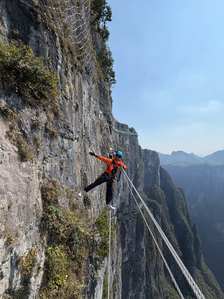 kun_bbl's tweet photo. 261023 #KUN 💬

"(picture 4x)
"actually i had a free day before the concert in changsha, so i took a trip to zhangjiajie"
"it's an 8 hour round trip by car from changsha hahahahaha"
"i tried the via ferrata at qixing mountain in zhangjiajie"
"my heart was completely unmoved" https://t.co/hg5jbBwA1l