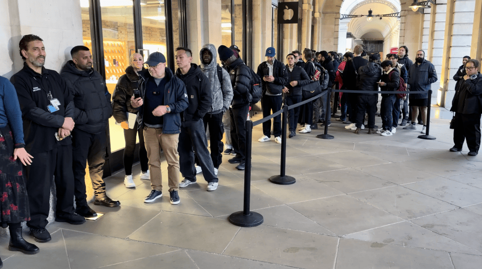LookUpTechES's tweet photo. El iPhone Duo salió a la venta hoy: filas desde Singapur hasta Londres bajo la lluvia, preventas agotadas en minutos. Pero los críticos dudan: ni teleobjetivo, ni Face ID. ¿Quién manda aquí, el hype o el bolsillo? Te lo explico en el video. #iPhoneDuo #Apple

📷 Foto: Sean Keach / The Sun (la fila de esta mañana en Covent Garden, Londres)