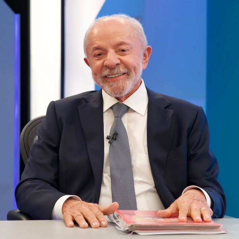republiqueBRA's tweet photo. 🗣️ “Não nasci ontem. Isso aí é uma estratégia de vocês para votar no Lula e, se ele concorrer, vocês vão votar nele de novo. Vocês votaram em mim no 1º turno? Não, vocês votaram no Lula. Vocês gostam do Lula. Tem uma galera fingindo um discurso que não vai cantar aqui comigo: ‘Não, Renan, agora é o Lula para salvar a democracia, mas em 2030 é você’. Mandaram essa para o Ciro Gomes”, diz Renan Santos.