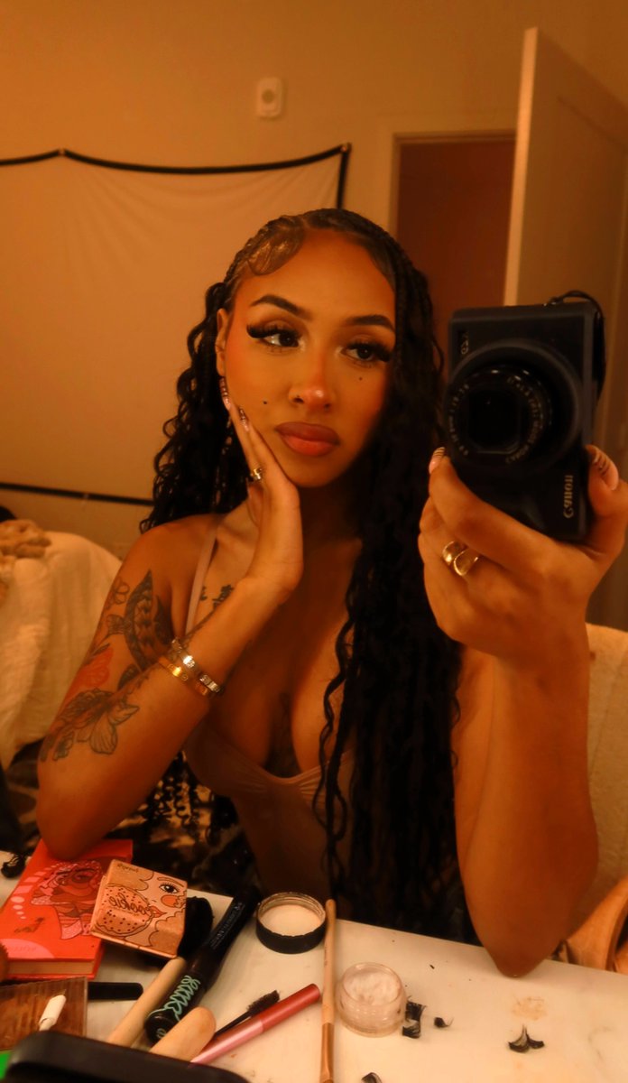 kikieybaee's tweet photo. trying out a new look https://t.co/kJdxOA38rf
