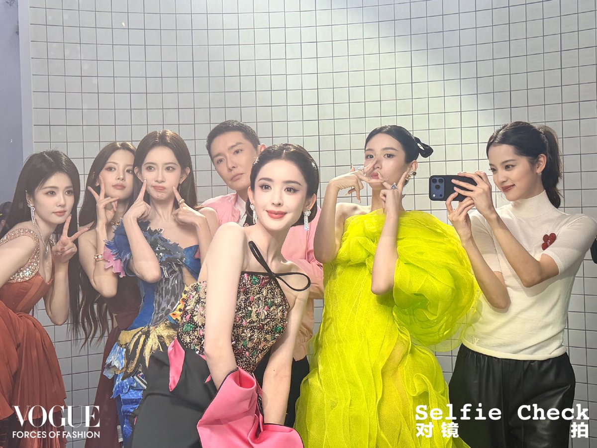 aday27aday's tweet photo. หลังเวทีพรมแดง Vogue 📸✨ 
แชะภาพรวมกับคนอื่น ๆ สะหน่อยยย~ 
มีแต่คนสวยขา🥰🫶🏻

#กู่ลี่น่าจา #Gulinazha #Gulnazar https://t.co/tFuxTogrjj
