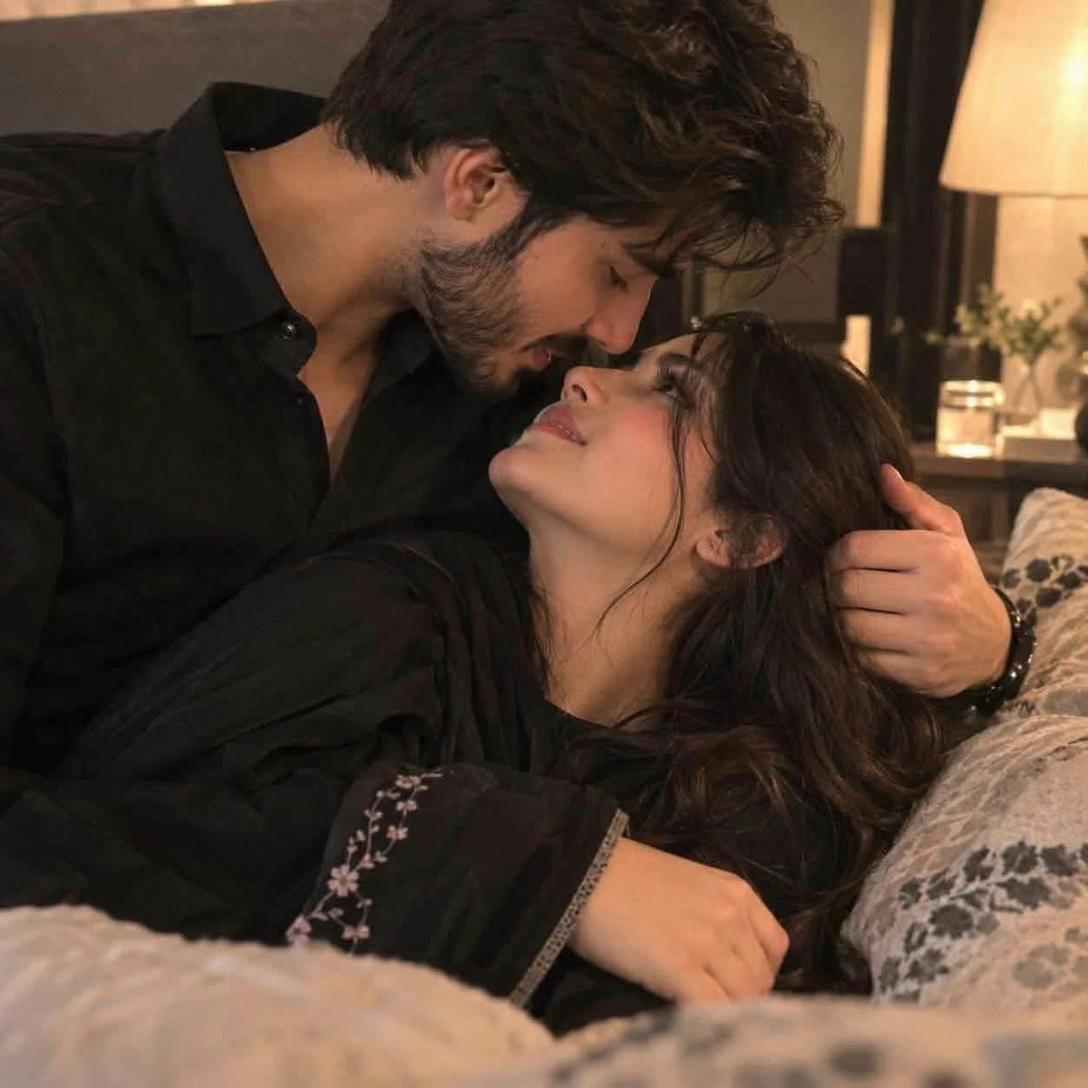 Arya07__'s tweet photo. ♡ 

     _اتنے اچھے کیوں لگنے لگے ہو_ 
 _اتنا اچھا کوئی کیسے ہو سکتا ہے🍁_ 
 _تم چاند جیسے تو بالکل نہیں ہو_ 
 _ہاں، چاند تمہارے جیسا ہو سکتا ہے🙂🌸💞_ https://t.co/YF1XHNVdiA