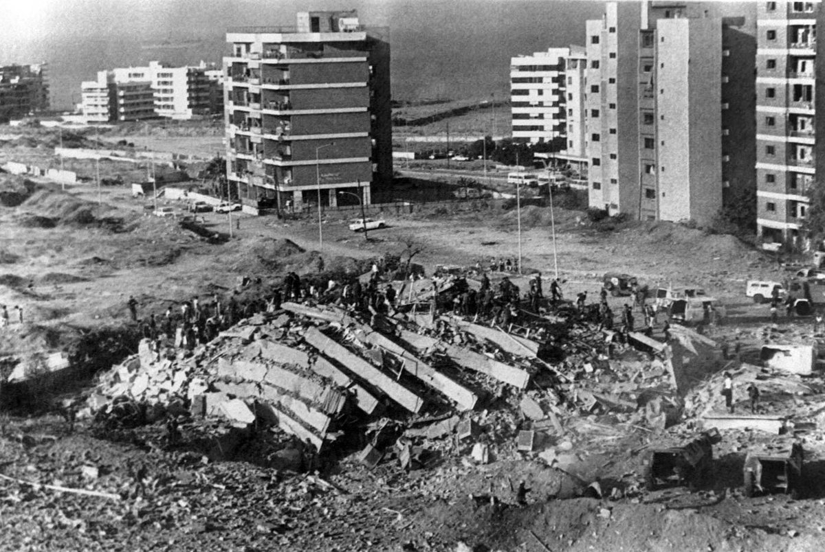 CeJourHistoire's tweet photo. Il y a 43 ans, un attentat a fait s'effondrer un immeuble de huit étages sur 58 parachutistes français, à Beyrouth. Ils étaient là pour maintenir la paix.

Deux minutes plus tôt, une autre explosion avait tué 241 militaires américains.

Le Liban est alors en pleine guerre civile. Une force multinationale y est déployée, avec des soldats français et américains.

Les parachutistes du 1er régiment de chasseurs parachutistes ont installé leur poste dans cet immeuble : le Drakkar.

Le 23 octobre 1983 est un dimanche. Il est un peu plus de 6 heures du matin.

Une première explosion détruit le quartier général des Marines américains, près de l'aéroport.

Environ deux minutes plus tard, le Drakkar s'effondre.

58 soldats français meurent : 55 du 1er RCP, 3 du 9e RCP. Six civils libanais sont tués.

Le lendemain, le président François Mitterrand se rend à Beyrouth.

Les attentats sont revendiqués par un groupe islamiste. La France et les États-Unis accusent le Hezbollah et l'Iran, qui démentent.

Les auteurs n'ont jamais été formellement établis.

Aucune attaque n'a tué autant de soldats français depuis. Dans l'armée, on parle encore du « syndrome du Drakkar ».