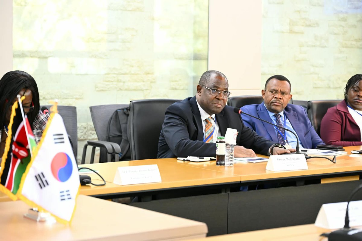 JustusWabuyabo's tweet photo. Today we visited @atom_kaeri with Kenya’s Ambassador to South Korea @Amb_EmmyKipsoi and CEO of @KenGenKenya as we pave the way for Kenya’s first Nuclear Power Plant in Siaya County! 🇰🇪🇰🇷 We toured the impressive HANARO Research Reactor, which has operated since 1995 providing vital neutron beam research, material/fuel testing, and medical/industrial radioisotope production.
Proud to share that @nuclearkenya has been appointed owner-operator of Kenya’s first research reactor. It will serve as a multi-purpose hub for advanced nuclear research, production of vital radioisotopes, and crucial hands-on teaching & training for our nuclear workforce.
@WilliamsRuto @OpiyoWandayi @AlexWachira_ @lgumbe, @KoreanEmbassyKE
#NuclearEnergy #CleanEnergy #KenyaGlobal #KAERI