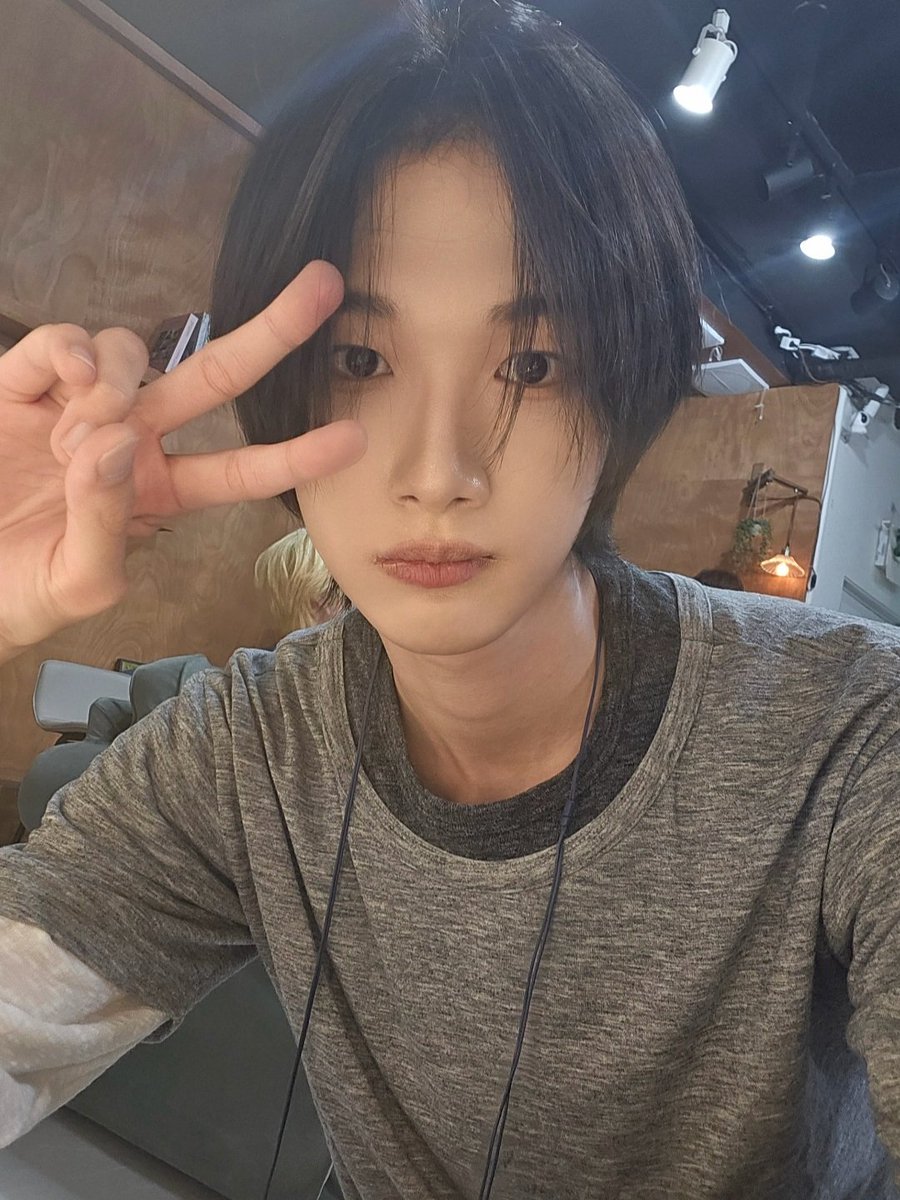 evnneve's tweet photo. yoonsung has a samsung phone? eunchan isn't alone! #idntt #find_id https://t.co/EQoUC82g9P