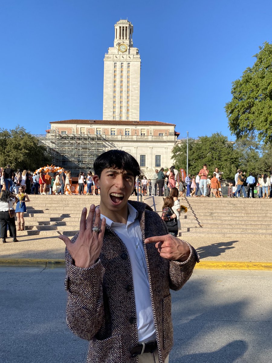 TexasExes's tweet photo. Start practicing your poses! Ring Celebration is right around the corner, and we can't wait. If you're getting your #UTRing this semester, make sure you have RSVP'd and signed up for a time slot. 🤘 Find more details about Ring Celebration at https://t.co/lKY28QD9Na 💍 https://t.co/lbBecf2d9H