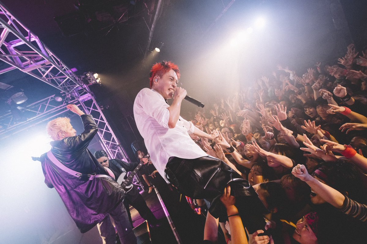 iamnovelcore's tweet photo. 長野！！！やばかった！！！
ありがとう😭😭😭

マジでBACK TO AGFぶりのJUNK BOX！やっぱりこの箱は最高だ！集まるみんなも最高！！

楽しかったわあああ😭🔥
岐阜に向かいながら！取り急ぎのハタフォト！

また追って、沢山の写真と映像で🫶🏻

Photo: @SatoshiHata 

#BLACKTiE_TOUR2026 https://t.co/Km3ui51Wes