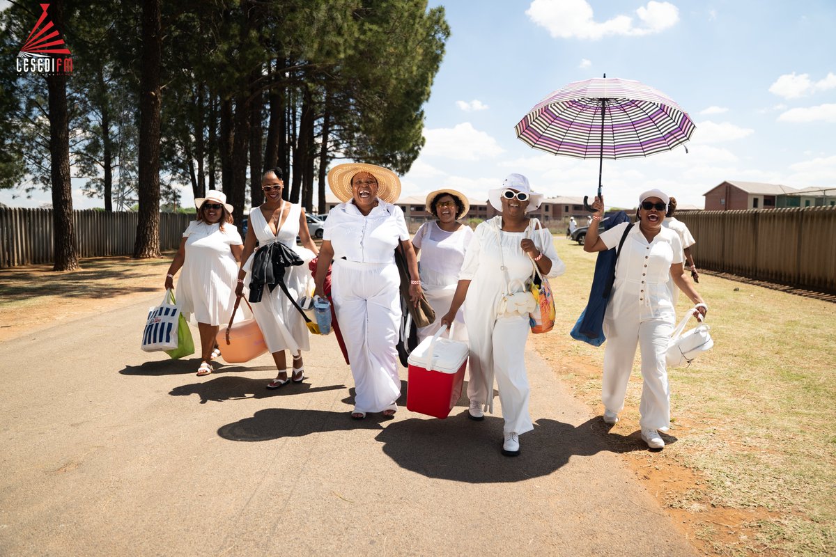 LesediFM's tweet photo. Haeba ha o a ba teng, o fositse letsatsi le sa lebaleheng la tumelo le mmino! ✨

#AllWhiteTotalPraiseAndWorship with Lebo Sekgobela e kopantse barapedi ba tswang mekhahlelong e fapaneng ya bophelo bakeng sa letsatsi le tletseng tshusumetso, thoriso le botle. 🤍🙏🏾🎶

#LesediFM https://t.co/ZKjHaFj5EL