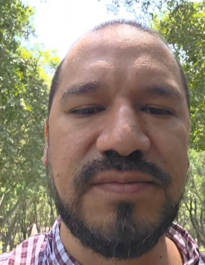 AlbertoDin84757's tweet photo. Jajajaja!
No puedo dejar de reírme de la nueva foto de perfil del busca trapos @jorgegogdl 😂!
Cómo? 
Es photoshop?
Es peluquín?
Injerto de pelo?
Un milagro de Dios?
No mamęs, quieranse como son chingaos!
😂😂😂😂😂😂😂😂😂😂😂😂 https://t.co/IW5qN8U2fD