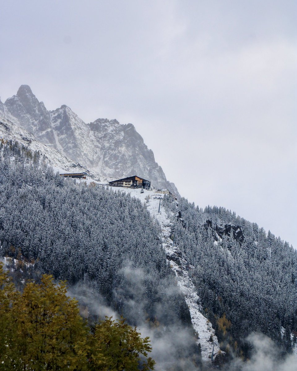 MONTBLANC_NR's tweet photo. Un petit air d’hiver aujourd’hui à Chamonix ❄️

L’automne est encore là, mais la neige commence à nous donner d’autres idées… Vous aussi ? 🎿

📸 Aiguille du Midi, Flégère &amp; Brévent https://t.co/LzR7rKvVYZ