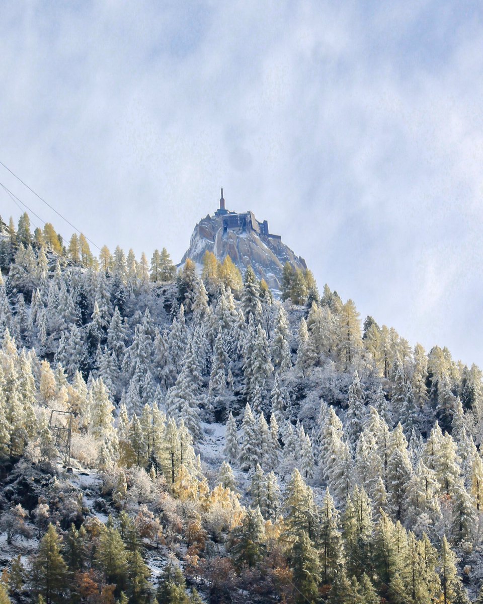 MONTBLANC_NR's tweet photo. Un petit air d’hiver aujourd’hui à Chamonix ❄️

L’automne est encore là, mais la neige commence à nous donner d’autres idées… Vous aussi ? 🎿

📸 Aiguille du Midi, Flégère &amp; Brévent https://t.co/LzR7rKvVYZ