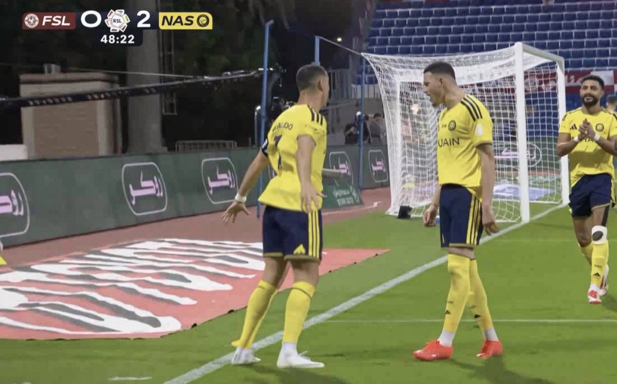 john322226's tweet photo. Ronaldo teammate was clapping after the goal https://t.co/RfcLk8zaIX