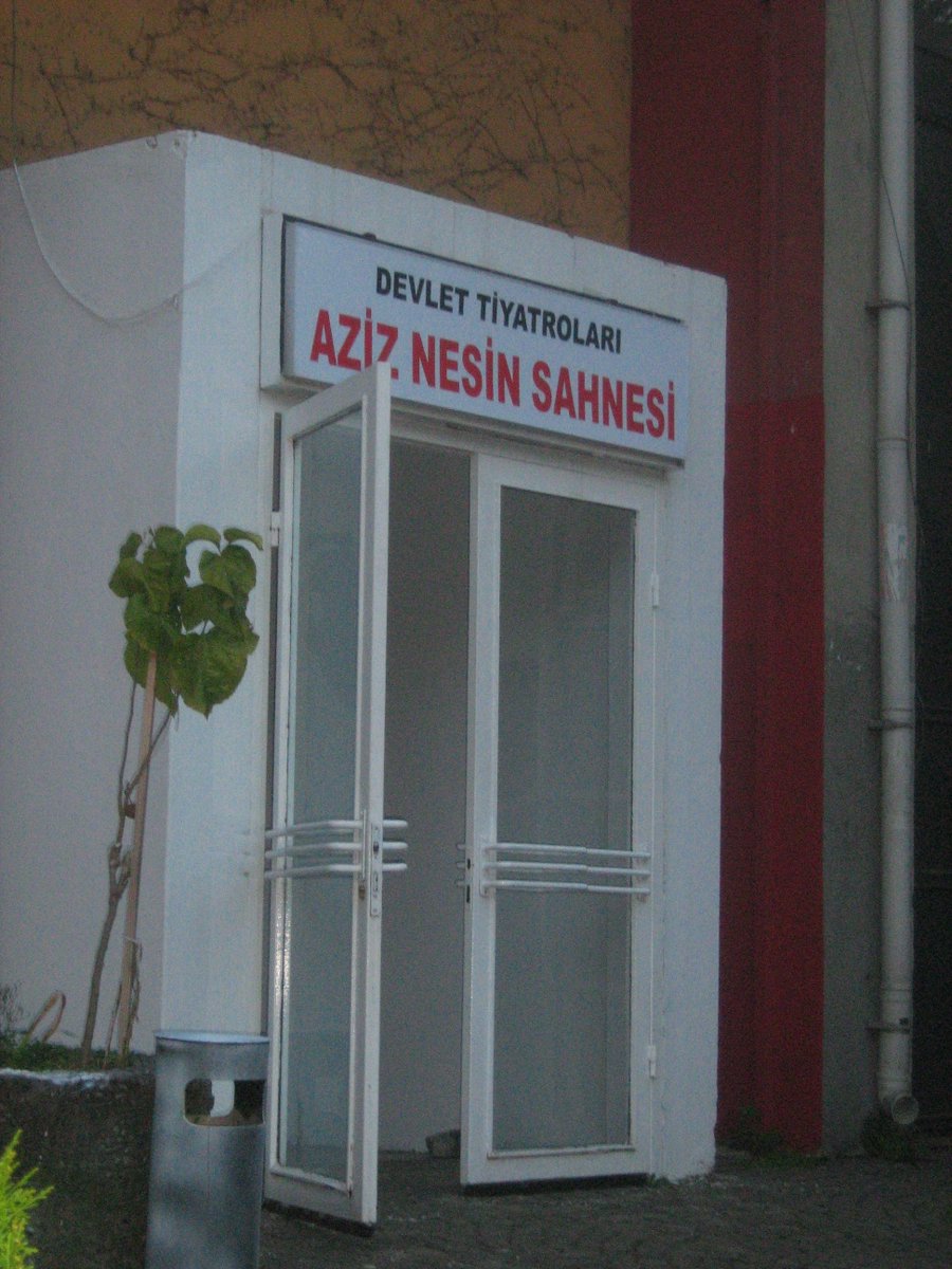 marginwalker's tweet photo. "demek ki ben mutsuzum
tuhaf bir su içmişim de sanki içim görünüyor
gözlerim buzdan
içimde yaz kırıkları.", 

24 kasım 2007, cumartesi, saat 16.20
taksim, aziz nesin sahnesi, uğur polat
ben ruhi bey nasılım, edip cansever https://t.co/xhWk03SOe8