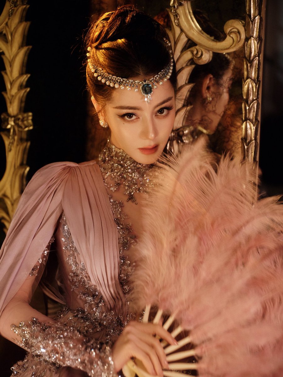 dilrabainmysoul's tweet photo. 𝟏𝟗𝟐𝟎𝐬 𝐆𝐥𝐚𝐦𝐨𝐮𝐫: 𝐀 𝐆𝐨𝐥𝐝𝐞𝐧 𝐍𝐢𝐠𝐡𝐭

Tonight, the rain fell to accompany this night of glamour.

“She” took us into a golden dream of romance. 
A beauty gently waving her feather fan, enchanting even the butterflies with her grace.

 #DilrabaxVOGUEGala #迪丽热巴 https://t.co/lyxLvHFg3s