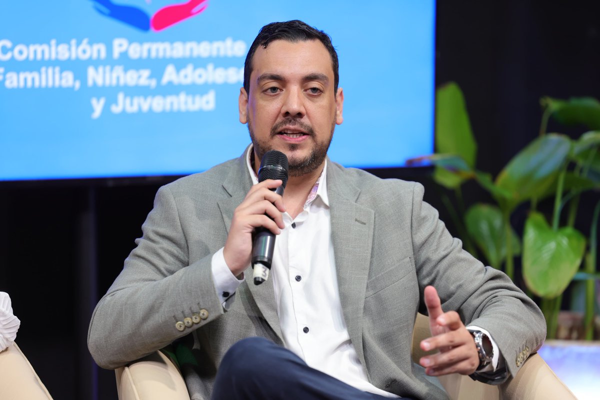 SenadoresPy's tweet photo. Hoy a las 17 h por @SenadoTV24, no te pierdas el Podcast "Todo sobre Familia", emitido por la Comisión de Familia, Niñez, Adolescencia y Juventud, conduce la senadora @lizarellapy.
Invitados:
Eduardo Escobar, viceministro del @MINNAParaguay
Sofía Gómez
Sol Ayala
Francisco Russo. https://t.co/9cnTNdAeuu