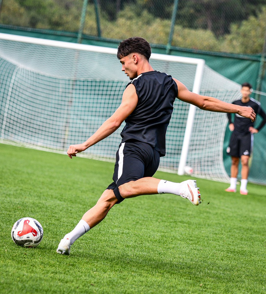 BjkAkademi's tweet photo. U19 Akademi Takımımız, Başakşehir maçı hazırlıklarını Nevzat Demir Tesisleri’nde gerçekleştirdiği antrenman ile sürdürdü. 💪🏻 https://t.co/cc57YdJaMe