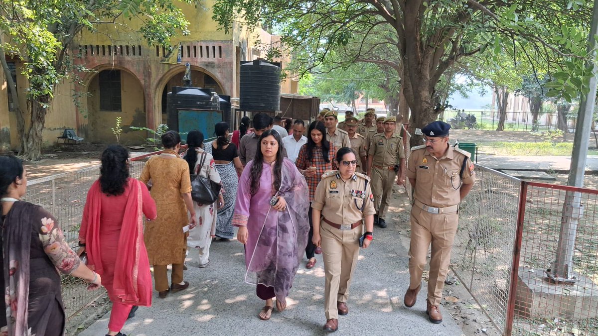 dmgbnagar's tweet photo. विधान परिषद मेरठ खंड स्नातक/शिक्षक निर्वाचन-2026के दृष्टिगत पुलिस आयुक्त महोदया के साथ राजकीय स्नातकोत्तर महाविद्यालय, सेक्टर-39,नोएडा स्थित मतदान केंद्र एवं कलेक्ट्रेट परिसर में बनाए गए अस्थायी स्ट्रांग रूम का निरीक्षण कर सुरक्षा व्यवस्थाओं का जायजा लिया तथा आवश्यक निर्देश दिये। https://t.co/JHtav4YxaX