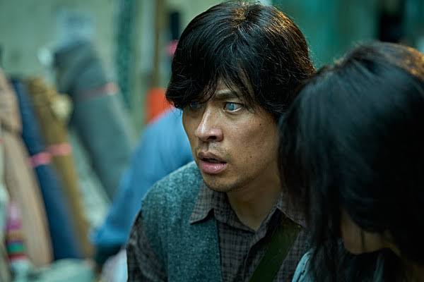AlbertoAbuin's tweet photo. THE UGLY (2025), demostración de que Yeong Sang-ho sabe algo más que filmar films de ritmo trepidante. Thriller sobre un asesinato cometido hace 40 años y que esconde dolorosas revelaciones, reflexionando sobre la maldad de la gente. Tempo lento, ecos de RASHOMON, final-hostia. https://t.co/sKm6KnoKUR