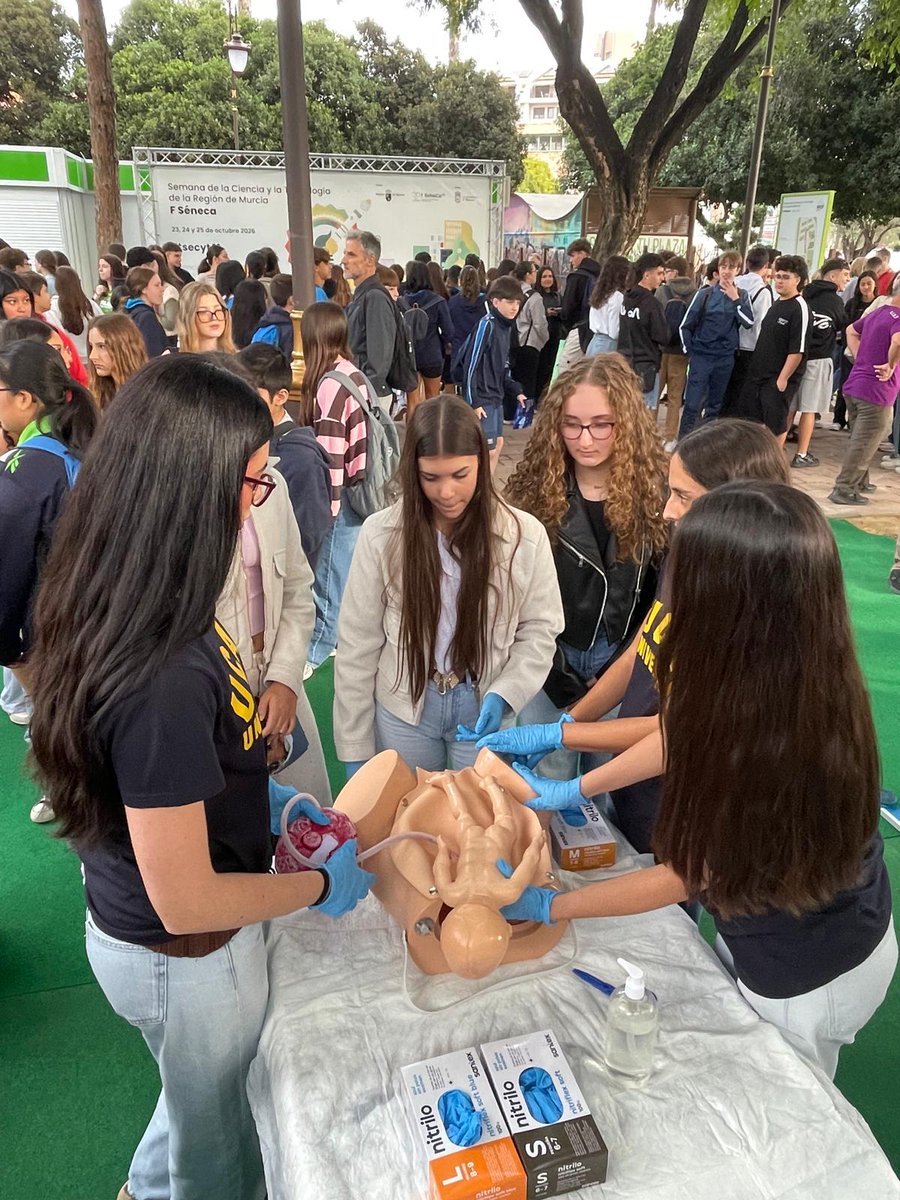 UCAM_Medicina's tweet photo. 🔬 ¡Arranca la #SeCyT2026! 🩺
Nuestros alumnos de 6.º han puesto en práctica sus habilidades con simuladores de parto, ecógrafos y bustos de habilidades clínicas. 🩻🩺
¡Aprendiendo haciendo! 👏
#SeCyT2026 #SimulaciónClínica #UCAM https://t.co/7dF1u0I7wZ