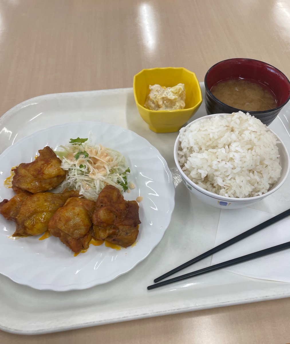 4co9's tweet photo. 今週の社食・ランチ(230円)
タンドリーチキン
海老カツ　白身フライ
マヨチキン https://t.co/e8n5n9iQeh