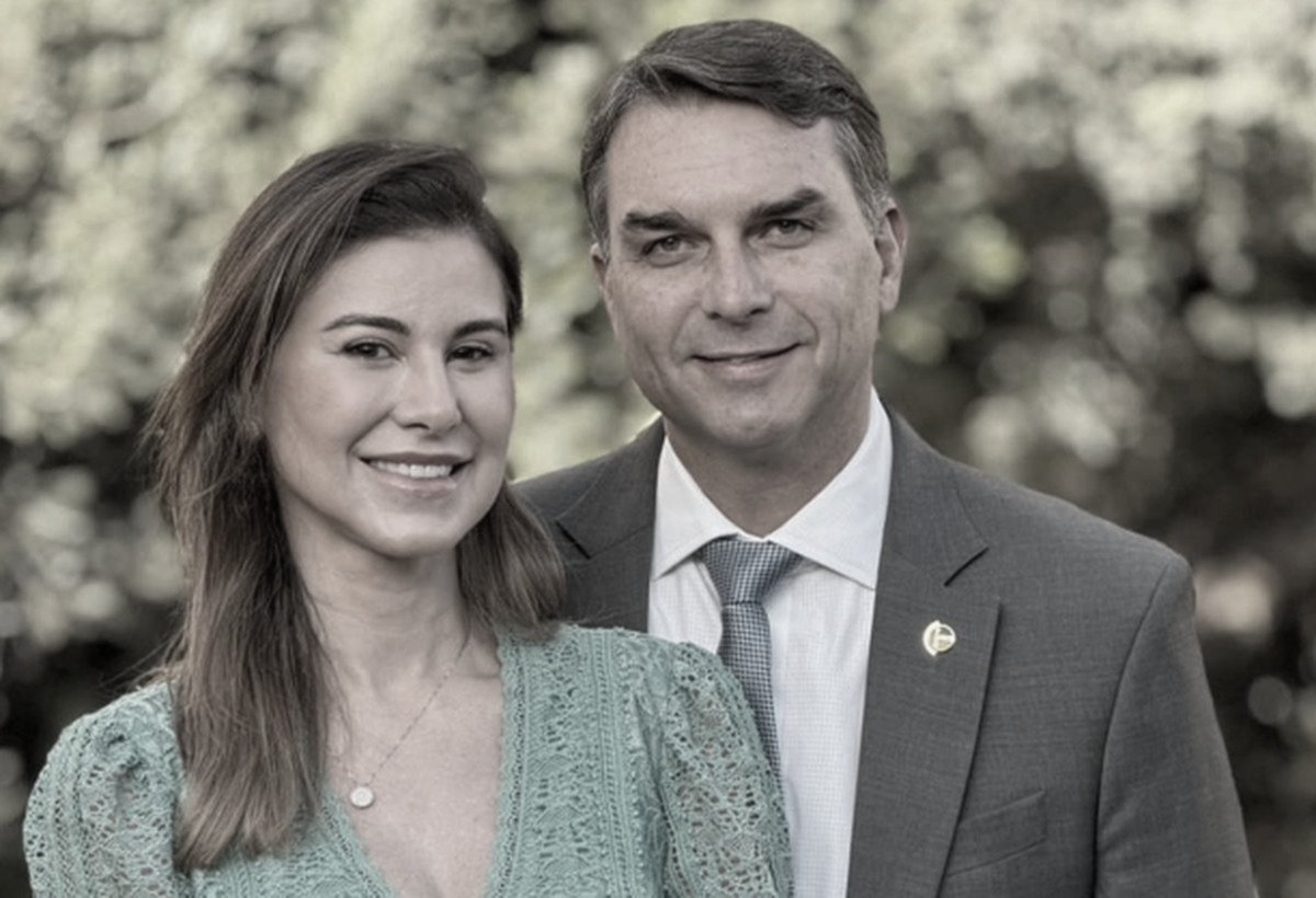 soulanzin's tweet photo. 🚨 CRISE NO CASAMENTO: Segundo fontes a esposa de Flávio bolsonaro, Fernanda Antunes, estaria FURIOSA e cobrando explicação sobre o caso Piauí que o expôs numa lancha com garotas de programa enquanto negociava vacinas superfaturadas na pandemia! A coisa tá feia.

#CensuraNaoTSE https://t.co/IT3yMedB5R