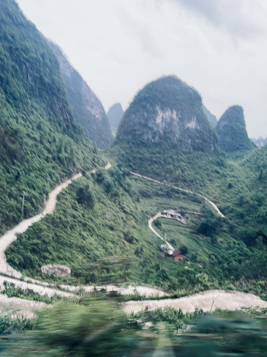 sndhjszmdh's tweet photo. 如果你们真的见过十万大山，见过真正的“家徒四壁”，见过上学要走两个多小时山路的小孩，见过在贫瘠的土地上种玉米全年收入只有8000不到，但背着沉重债务的农民，你还能拿农民来开玩笑那我只能说你不配做人。 https://t.co/Hgw1REz4h9